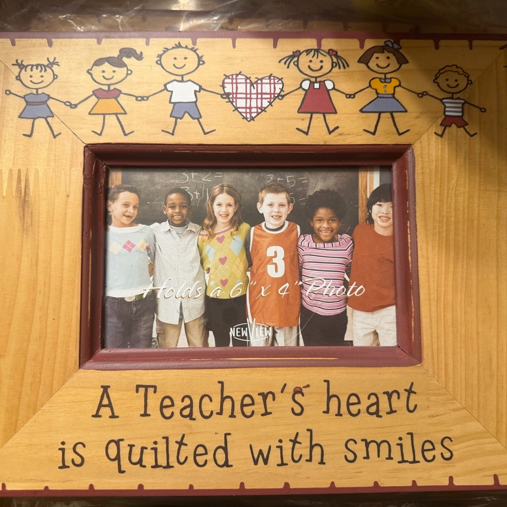 A Teacher's Heart Quilted Smiles Wooden Picture Frame (Natural/Burgundy)